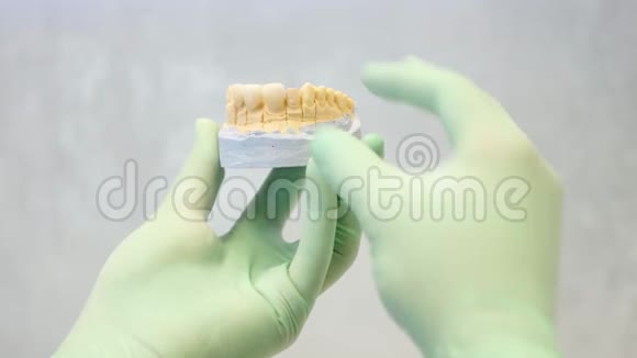 牙科医生检查牙床的照片视频的预览图