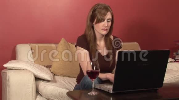 一名在家工作的妇女的档案视频的预览图