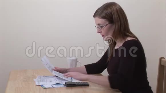 在家工作的妇女档案视频的预览图