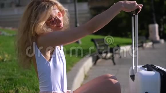 城市街头的女孩在镜头前摆姿势视频的预览图