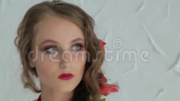 神秘女孩的肖像有创意的化妆和优雅的发型视频的预览图