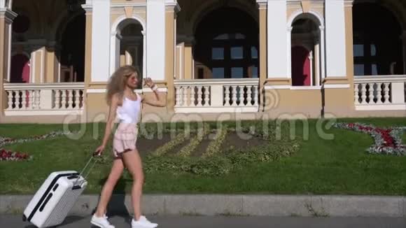 城市街头的女孩在镜头前摆姿势视频的预览图