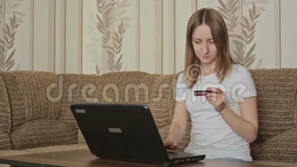 女人用信用卡在网上购物视频的预览图