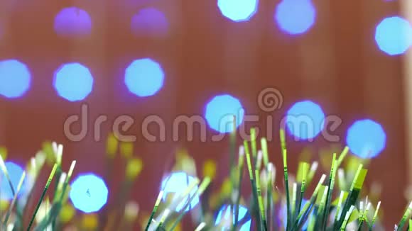 圣诞绿瓷装饰与发光蓝色灯笼在背景视频的预览图
