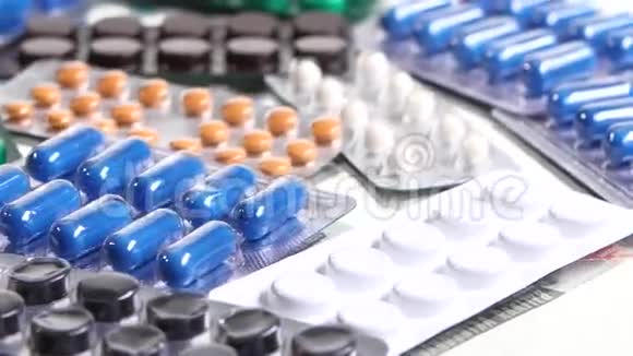 五颜六色的口服避孕药旋转视频的预览图