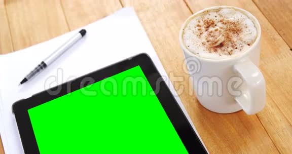带数字平板和纸的咖啡视频的预览图