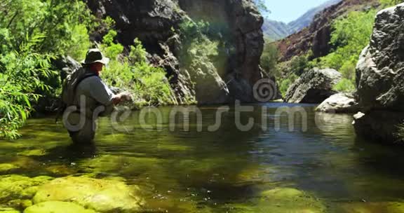渔夫在河里钓鱼视频的预览图