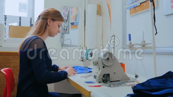 专业裁缝时装设计师用缝纫机缝制衣服视频的预览图