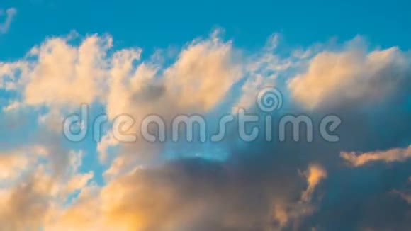 不同级别的云的同时移动时间失误视频循环视频的预览图