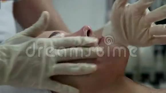 美容院的面部护理视频的预览图
