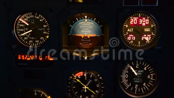 飞行员在飞机驾驶舱视频的预览图