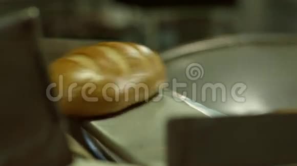 传送带上的新鲜面包视频的预览图