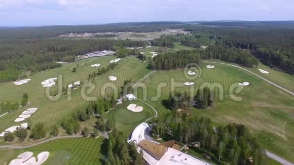 蓝天和森林湖高尔夫俱乐部有云的太阳能高尔夫球车视频的预览图