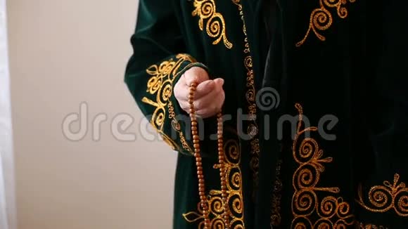 一位老毛拉手里拿着念珠祈祷视频的预览图