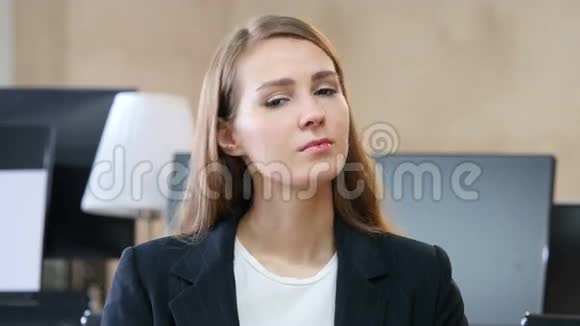 疲劳的女人在办公室颈部疼痛视频的预览图