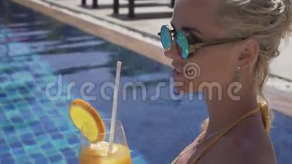 热带度假酒店的女人视频的预览图