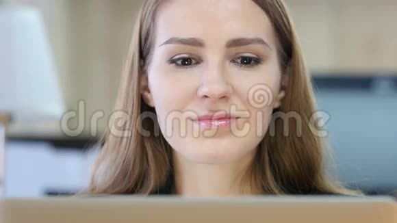 工作中妇女的在线视频聊天视频的预览图