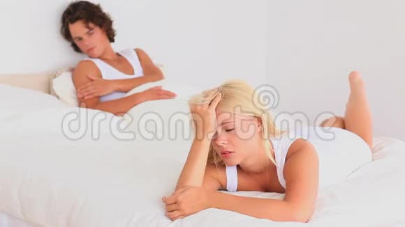 一对不开心的夫妇在床上视频的预览图