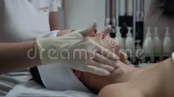 美容院面部护理视频的预览图
