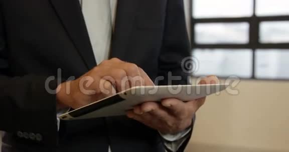 商人用平板电脑视频的预览图