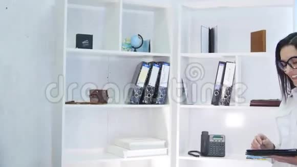 办公室里有数码平板电脑的商人视频的预览图
