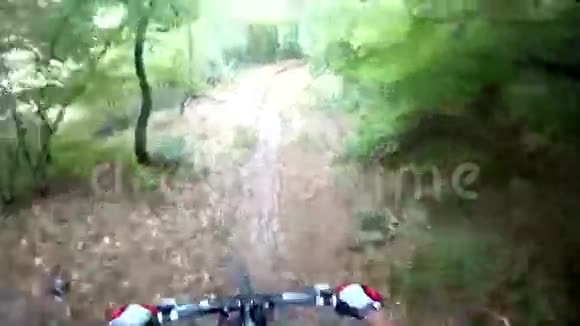 骑自行车下山视频的预览图