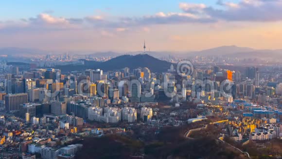 韩国首尔市交通和建筑的时间流逝视频的预览图