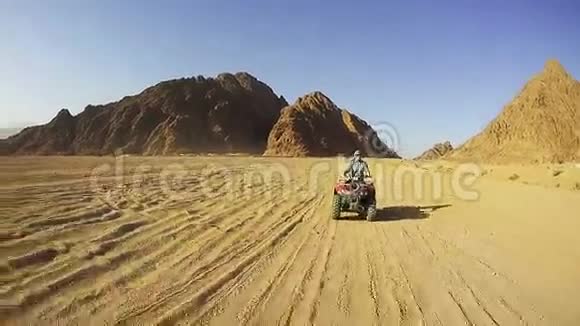 埃及沙漠中的女子骑四方自行车视频的预览图