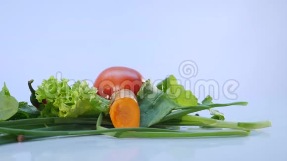 白色背景下的一大批蔬菜视频的预览图