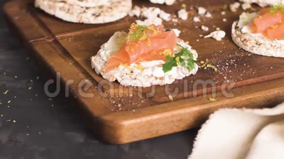 在米饭面包烤面包上熏鲑鱼视频的预览图