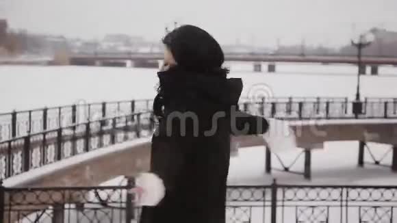 冬天河里的快乐女孩视频的预览图