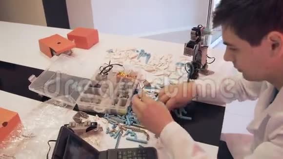 学生在实验室里制造一个机器人视频的预览图