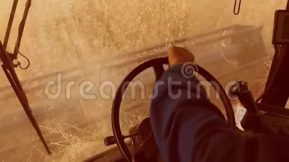 男子农民驾驶结合收割与小麦从结合沙龙从生活方式第一次视频的预览图