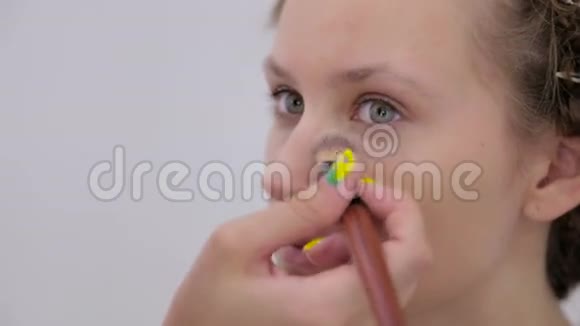 专业化妆师将奶油底眼影底漆应用于模型眼视频的预览图