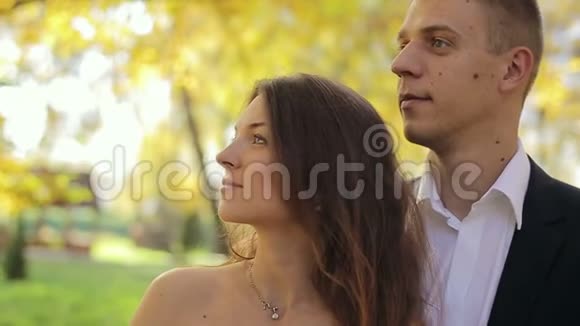 秋天公园里美丽的新娘和新郎视频的预览图