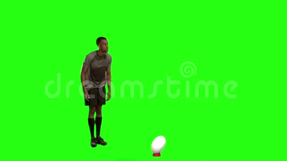 严肃的橄榄球运动员踢球视频的预览图