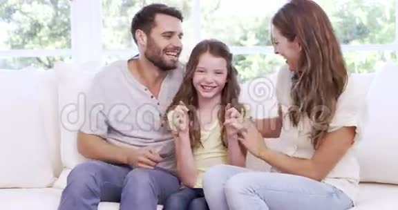 父母和女儿玩视频的预览图