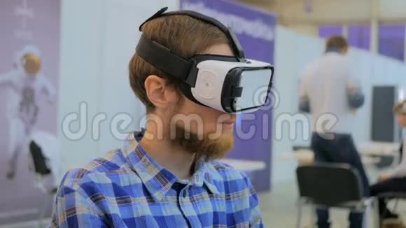 使用虚拟现实眼镜的年轻人视频的预览图