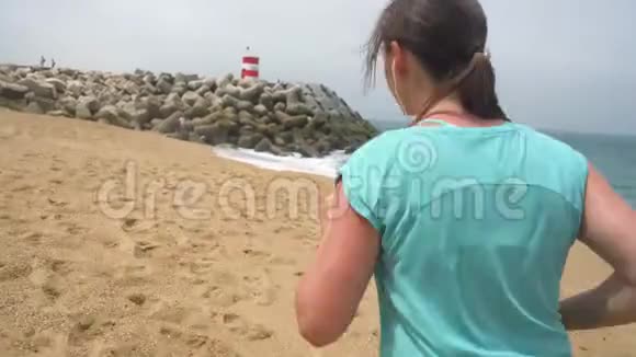 运动的女人沿着海滩奔跑视频的预览图