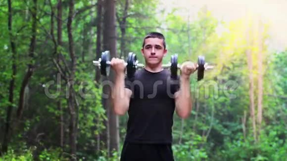 青少年用哑铃锻炼肩膀视频的预览图