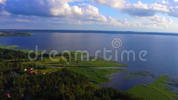 拉脱维亚湖和国家公园拉兹纳的鸟瞰图视频的预览图