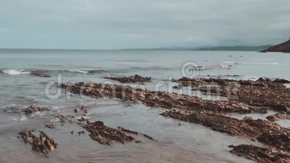 西班牙北部无人居住的野生大西洋海岸带有北欧风格自然环境的岩石和沙子视频的预览图