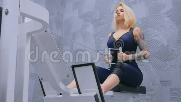 运动中的年轻女性锻炼健身器材视频的预览图