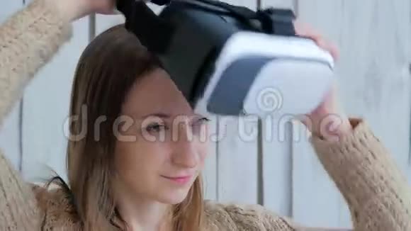 使用虚拟现实眼镜的年轻女性视频的预览图