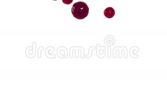 红色水滴落在白色表面缓慢运动清澈的液体视频的预览图