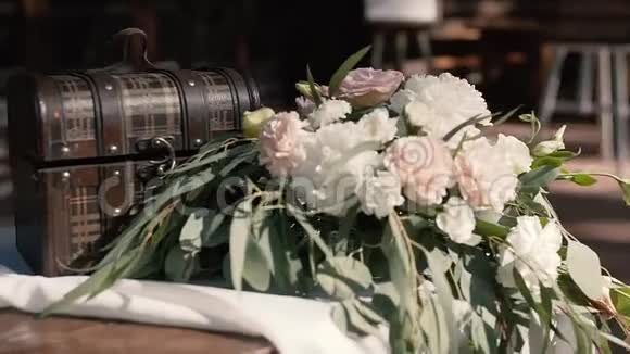 美丽的婚礼桌球视频的预览图