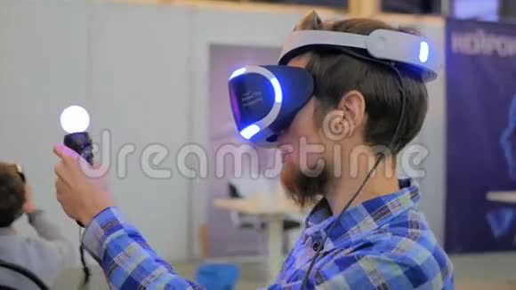 使用虚拟现实眼镜的年轻人VR视频的预览图