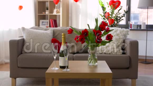 情人节的香槟眼镜和鲜花视频的预览图