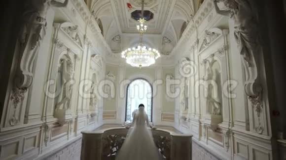 无法辨认的新娘在宫殿里视频的预览图