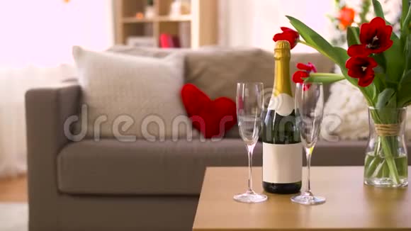 情人节的香槟眼镜和鲜花视频的预览图